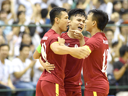 Việt Nam- Malaysia 5-4: Đóng cửa sớm vì khán giả đông