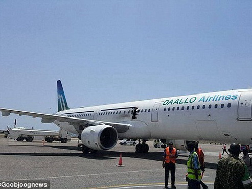 VIDEO: Nổ ở 4200m, máy bay Somalia hỗn loạn, hành khách bốc cháy rơi ra ngoài