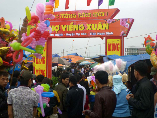 Video du lịch: Đầu Xuân đi chợ Viềng cầu may