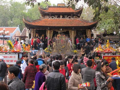 VIDEO: Du khách tấp nập đổ về Đền Bà chúa kho xin lộc đầu năm