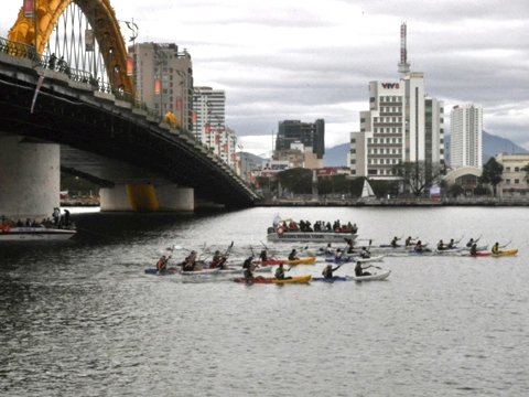 Các thủy thủ Clipper đua thuyền Kayak trên sông Hàn