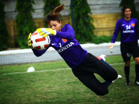 Kiều Trinh cản phá penalty, tuyển nữ Việt Nam vẫn thua Trung Quốc 0-2