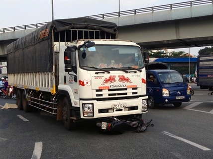 Lật xe khách ở Lào Cai, xe tải va xe máy ở Đồng Nai, 2 người chết