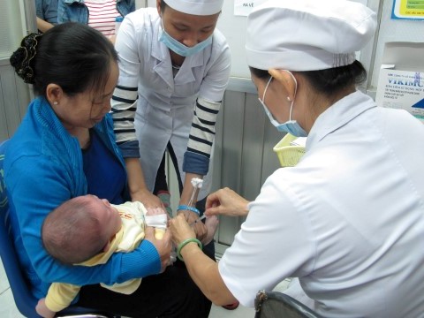 Hà Nội tiếp tục đăng ký trực tuyến tiêm vắc xin Pentaxim từ 17/3
