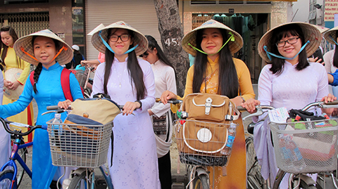 CHÙM ẢNH: Du khảo TP HCM với tà áo dài bằng xe đạp