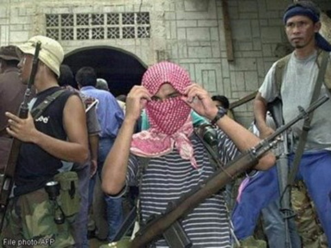  2 người Philippines bị chặt đầu bởi nhóm phiến quân muốn theo IS