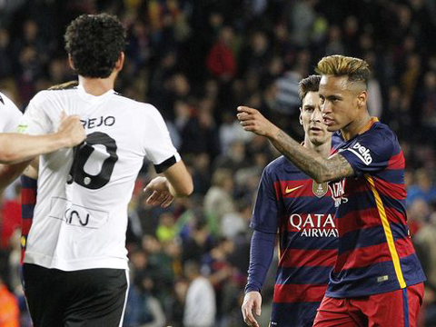Neymar chửi hậu vệ Valencia: ‘Câm mồm lại, tao kiếm tiền nhiều gấp 10 lần mày’