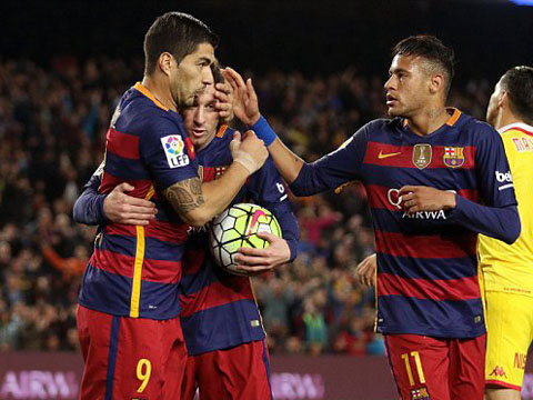 Barcelona 6-0 Sporting Gijon: Suarez lại lập poker, Barca 