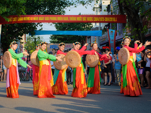Festival Huế: Bất chấp nắng nóng, người dân xuống đường đón lễ hội đường phố
