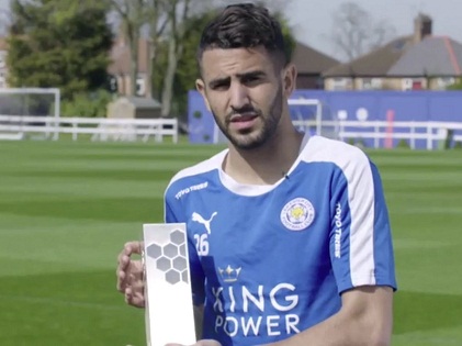 Mahrez bảnh bao trong ngày nhận giải Cầu thủ xuất sắc nhất của Leicester
