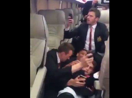 Clip cầu thủ Man United co rúm khi CĐV West Ham tấn công xe buýt