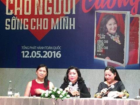 Từ tự truyện Ái Vân đến Kim Cương: 'Đem tên, đem tuổi ra gồng'...