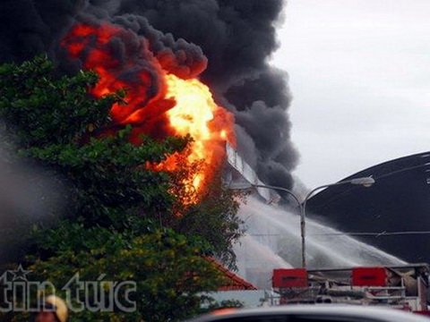 CHÙM ẢNH: Đám cháy kinh hoàng tại công ty nệm Vạn Thành, TP.HCM