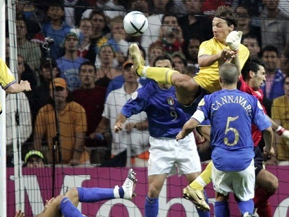 Xem lại cú đánh gót thần sầu của Ibra vào lưới Italy ở EURO 2004