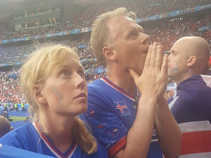 CHÙM ẢNH: Những khoảnh khắc CĐV khi Iceland nhấn chìm Áo phút bù giờ