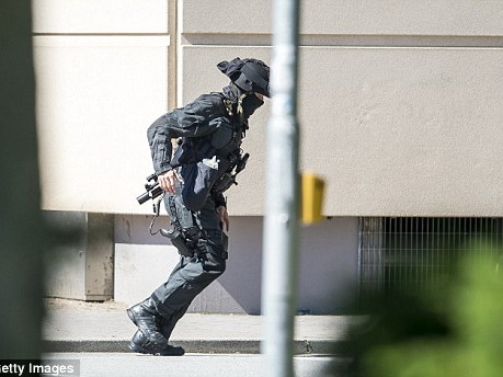 VIDEO nóng: Cảnh sát Đức bao vây, đột kích rạp chiếu phim, bắn hạ kẻ xả súng