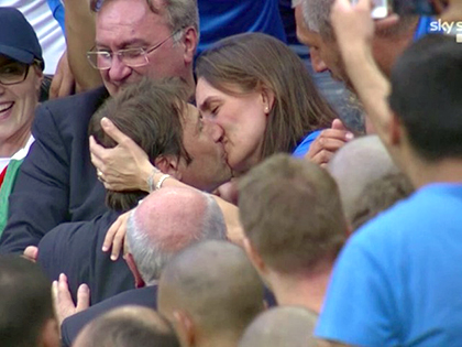 Muôn màu EURO: Chờ nụ hôn từ Antonio Conte!