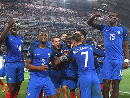 Pháp lọt vào Chung kết: Les Bleus, và bình minh tới...