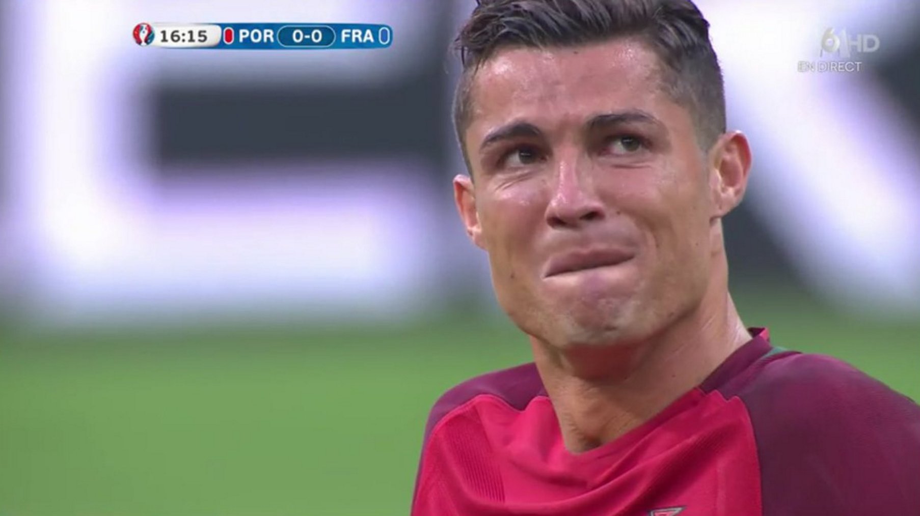 Cristiano Ronaldo khóc tức tưởi, rời sân trong sự ấm ức vì chấn thương