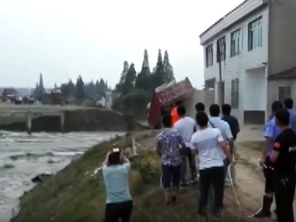 VIDEO: 10 xe tải nối tiếp nhau lao xuống nước lũ để giữ đê