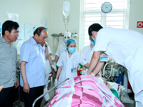 Thủ tướng Nguyễn Xuân Phúc thăm các nạn nhân vụ nổ súng Yên Bái