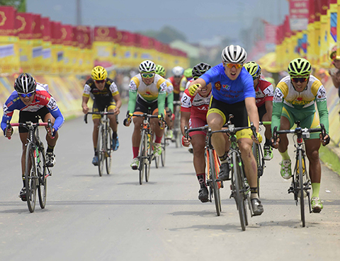 Đội xe đạp Lào gây sốc ở giải diễn ra tại Việt Nam
