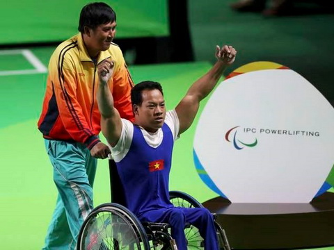 Nửa tỷ đồng tiền thưởng cho nhà vô địch Paralympic Lê Văn Công