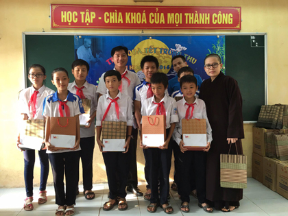 BTC Vinh quang Việt Nam trao quà Trung thu và năm học mới cho các em học sinh
