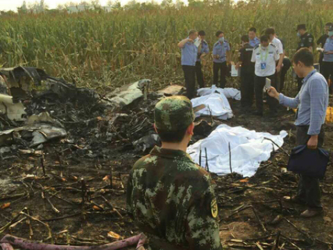 Trung Quốc: Máy bay Made in China lao xuống ruộng, cả đội bay tử nạn 
