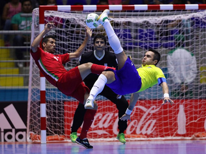 Falcao được tuyển futsal Iran tôn vinh sau trận thắng kỳ tích