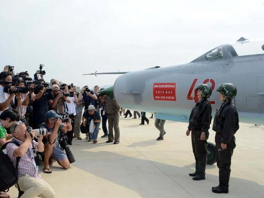 CHÙM ẢNH: Triều Tiên 'khoe' nữ phi công xinh đẹp và dàn chiến đấu cơ 'khủng' 