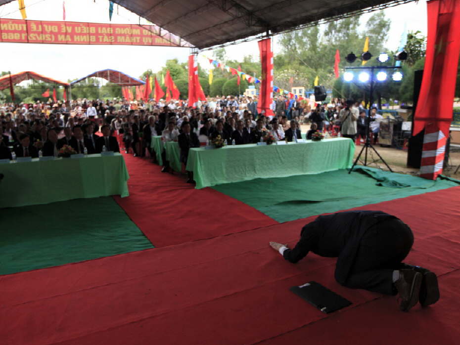 Giáo sư Hàn Quốc quỳ gối để ‘Thành thật xin lỗi Việt Nam’