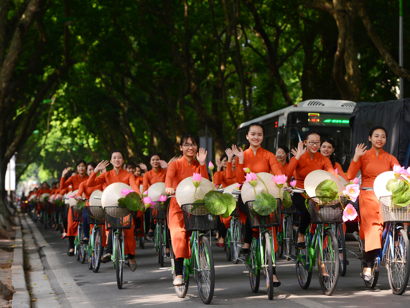 Nghệ sĩ gạo cội, người đẹp đạp xe diễu hành trên đường phố Hà Nội