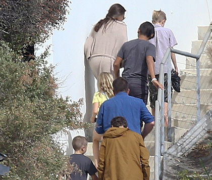 FBI phỏng vấn Angelina Jolie và các con về vụ xô xát của Brad Pitt trên máy bay