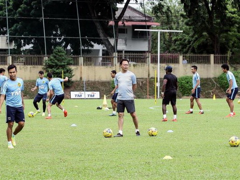 HLV Malaysia bắt cầu thủ tập giữa trưa để đấu tuyển Việt Nam