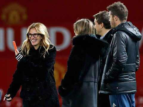 Carrick trò chuyện với 'người đàn bà đẹp' Julia Roberts trên sân Old Trafford
