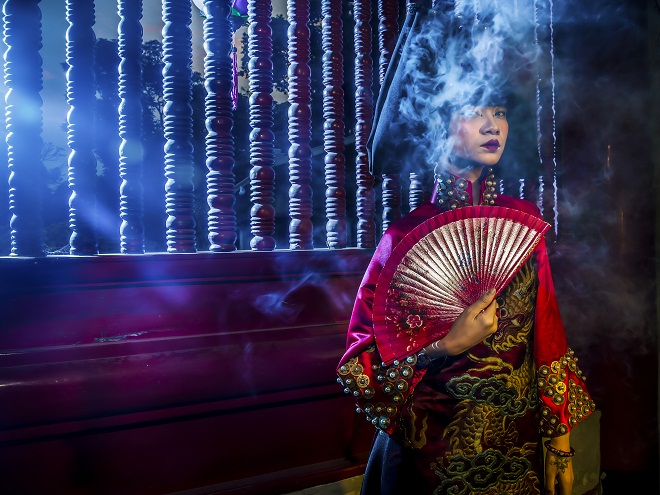Người mẫu Hạ Vy ma mị với áo dài cổ chụp ở Văn Miếu