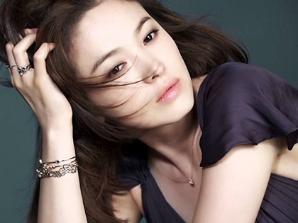 Song Hye Kyo tặng 150 triệu won tiền thắng kiện cho các nhà thiết kế trẻ
