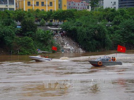 Điều chuyển 3 cảnh sát giao thông đường thủy Hà Nội sau vụ xả thải xuống sông Hồng 