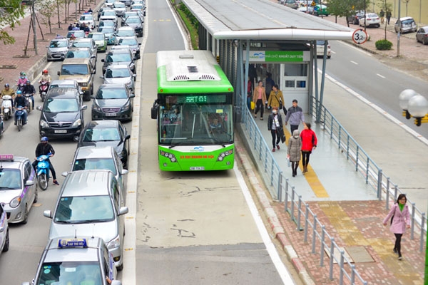 Hà Nội lắp dải phân cách cứng bảo vệ làn đường dành riêng tuyến buýt BRT