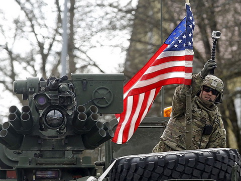 Xe tăng, xe bộ binh, lính Mỹ rầm rộ tập kết tại Estonia