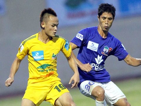 Tiền vệ FLC Thanh Hóa bị treo giò 2 trận vì vào bóng nguy hiểm