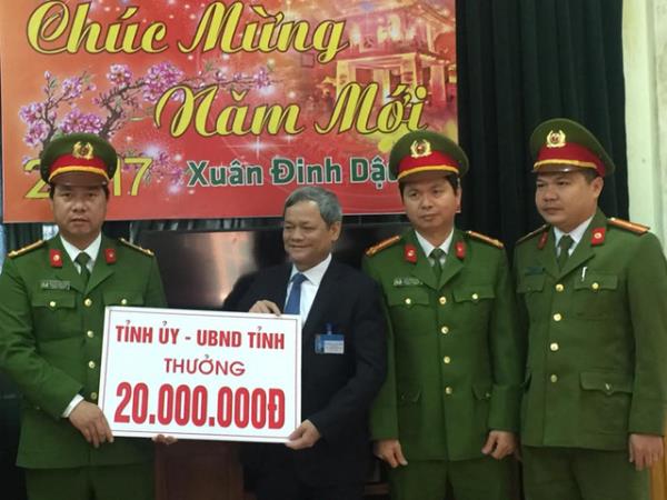 Khen thưởng ban chuyên án vụ giết tài xế xe tải cướp 34 tấn thép 