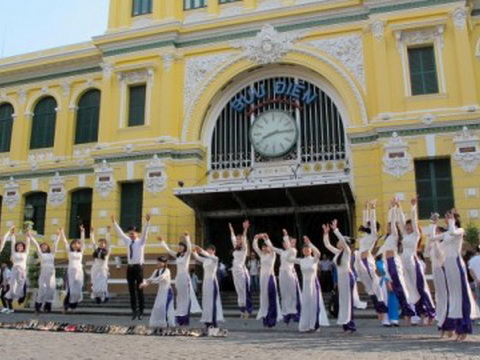 Lễ hội Áo dài TP HCM nói không với áo dài cách tân