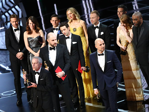 Hậu trường sân khấu Oscar khi trao nhầm giải Phim hay nhất?