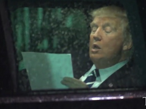 Donald Trump 'đáng yêu' khi say sưa tập đọc trong xe hơi