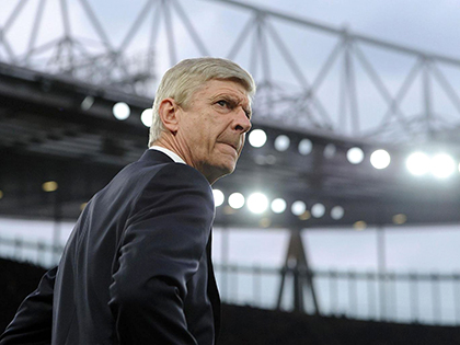 HLV Wenger có thể ở lại Arsenal: Chẳng thay đổi được gì đâu, 'Giáo sư'!