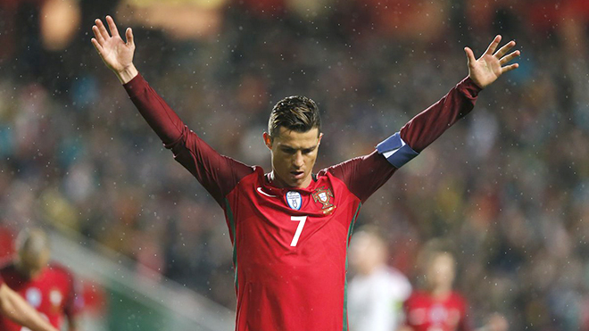 Với Ronaldo, đừng gọi anh ấy là 'GIÀ' khi mới 32 tuổi