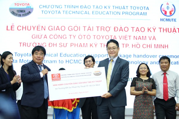 Toyota Việt Nam chuyển giao thiết bị đào tạo kỹ thuật cho các trường ĐH