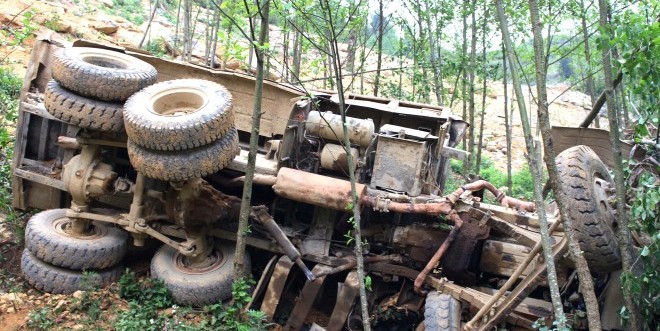 Xe tải ben lao xuống vực sâu làm 4 người chết ở Hà Giang